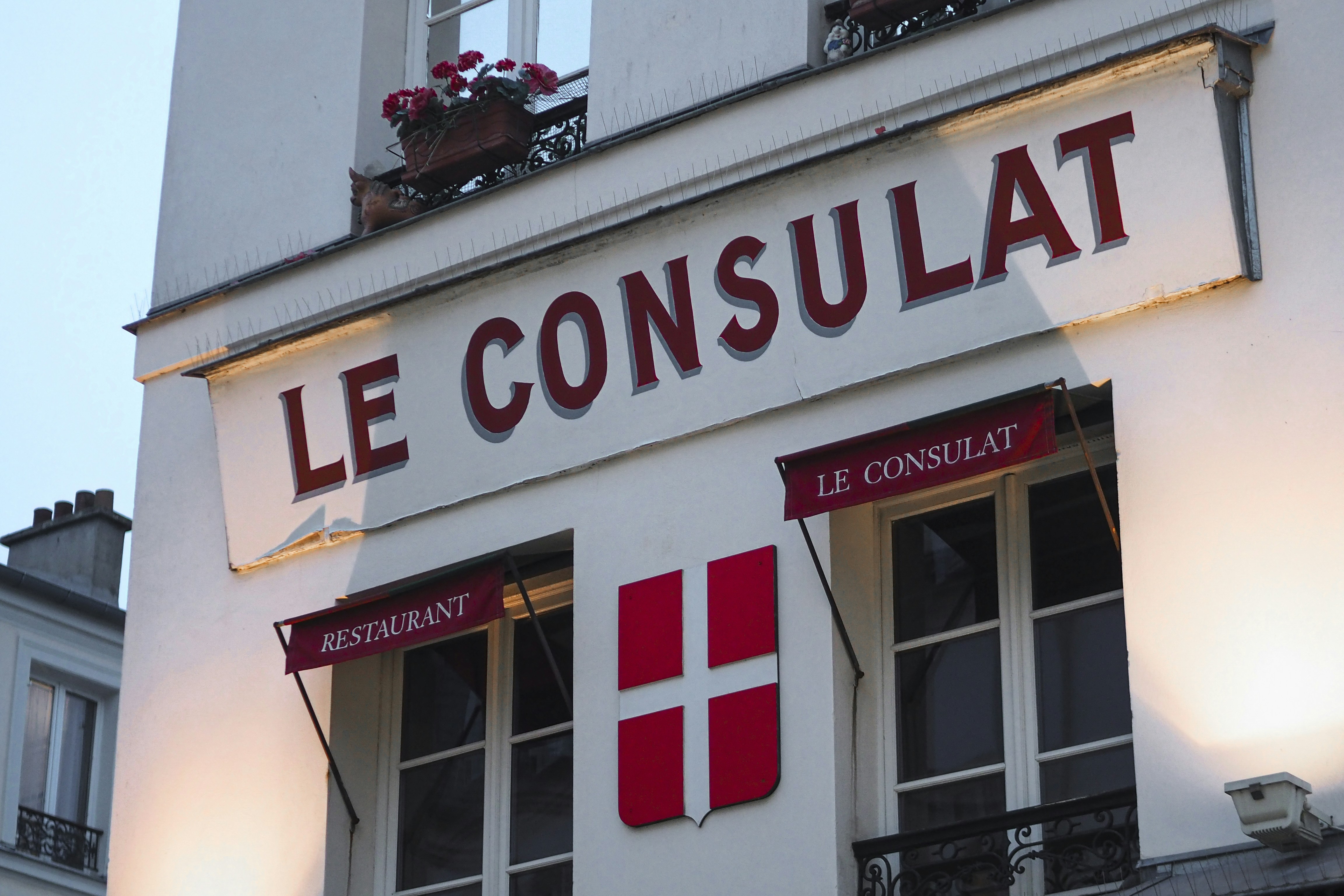 Le consulat restaurant in paris.